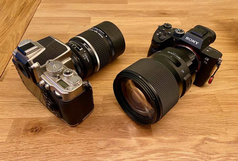 Nikon DF till vänster, Sony A7III till höger